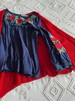 Camisa azul y chaqueta roja