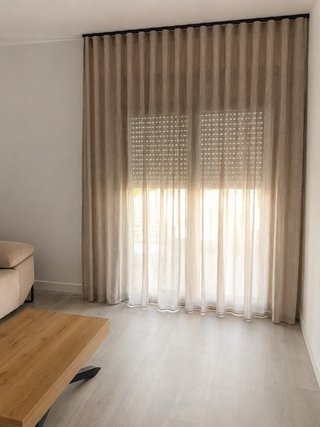 Cortinas beige onda perfecta con riel negro