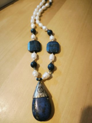 Collezione di gioielli vintage: collane, bracciali e portacipria