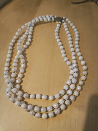 Collezione di gioielli vintage: collane, bracciali e portacipria
