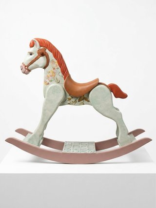 Caballito balancín de madera pintado a mano