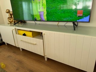 Aparador y mueble TV blanco y dorado