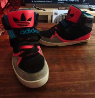 Bambas Adidas y Sandalias Lares
