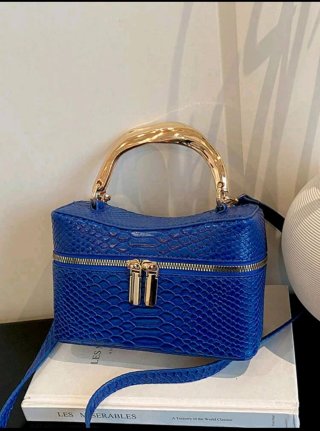 Borsa quadrata effetto pitone blu