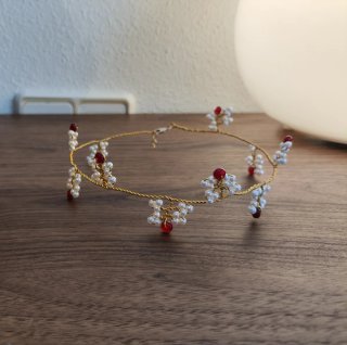 Gargantilla flexible con perlas y piedras rojas