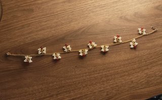 Gargantilla flexible con perlas y piedras rojas