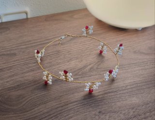 Gargantilla flexible con perlas y piedras rojas