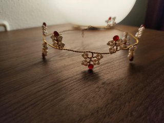 Gargantilla flexible con perlas y piedras rojas