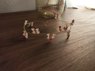Gargantilla flexible con perlas y piedras rojas