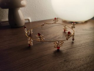 Gargantilla flexible con perlas y piedras rojas