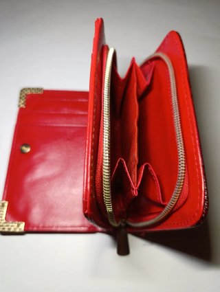 Cartera Roja Cocodrilo con Detalles Dorados