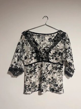 Blusa de encaje floral blanco y negro