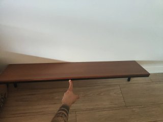 Estanterías metálicas y de madera.