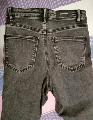 Pantalón vaquero elástico Stradivarius negro