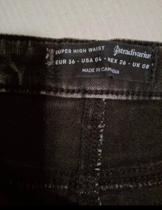 Pantalón vaquero elástico Stradivarius negro