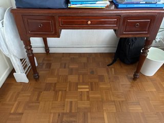 Escritorio de madera de cerezo