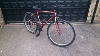 Bicicleta de montaña roja y blanca