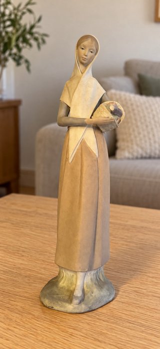 Figura Lladro Mujer con Cesta