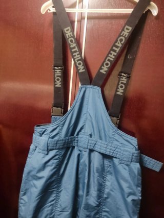 Pantalón de esquí Decathlon azul,con cinturón .