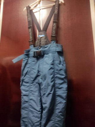 Pantalón de esquí Decathlon azul,con cinturón .