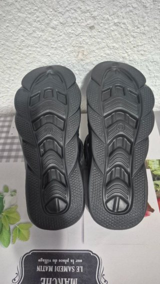Zuecos negros con adornos