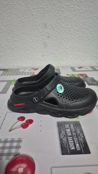 Zuecos negros con adornos