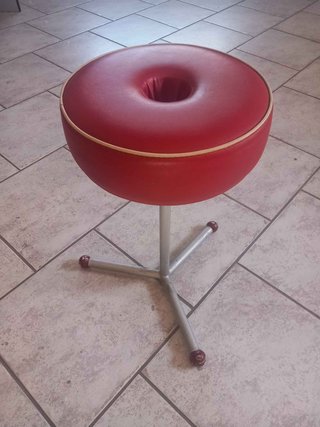 Sgabello vintage rosso con foro