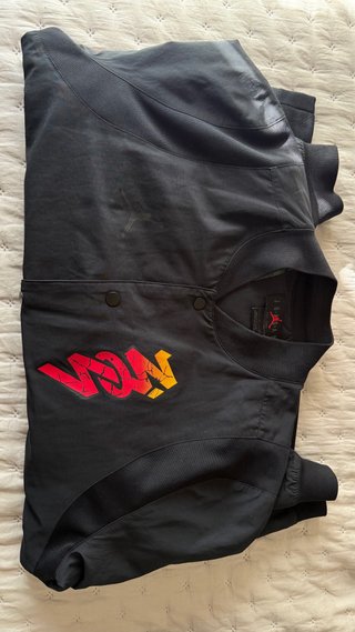 Chaqueta Jordan Negra con Logo Zion