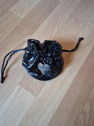 Bolsa joyero Guess acolchada negra