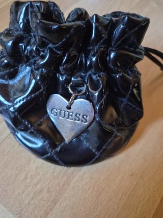 Bolsa joyero Guess acolchada negra