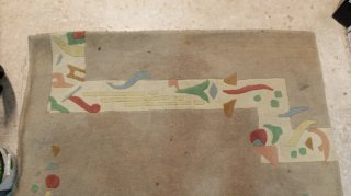Alfombra beige con diseño geométrico