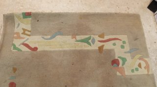 Alfombra beige con diseño geométrico