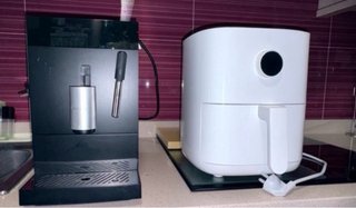 Cafetera Cecotec Negra y freidora de aire Xiaomi