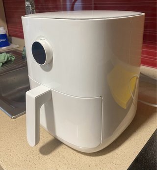 Cafetera Cecotec Negra y freidora de aire Xiaomi
