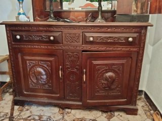 Mueble antiguo con cabezas romanas