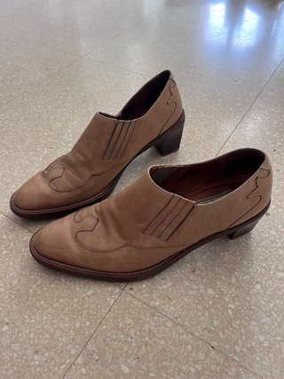 Zapatos de tacón de cuero beige