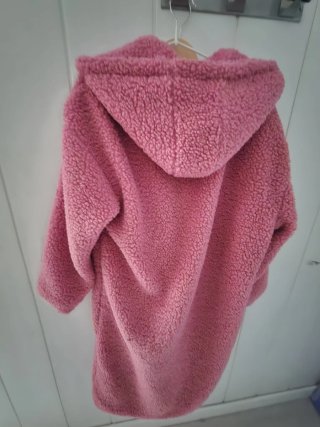 Abrigo largo sintético rosa