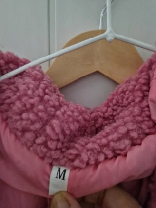 Abrigo largo sintético rosa
