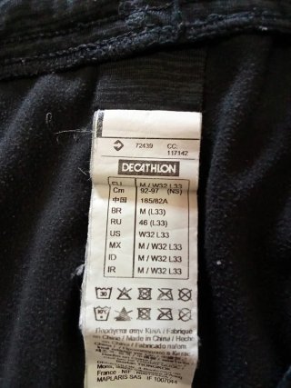 Pantalón deportivo Decathlon negro y verde
