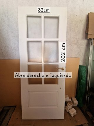 Puerta blanca de madera maciza con cristal