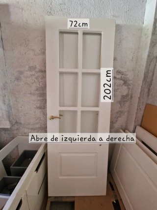 Puerta blanca de madera maciza con cristal