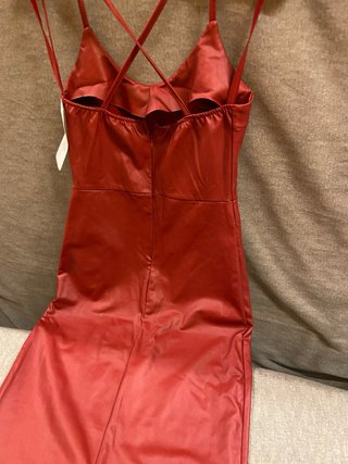 Vestido efecto piel rojo con espalda descubierta