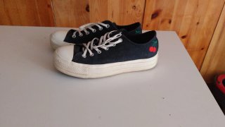 Converse negras con cerezas bordadas