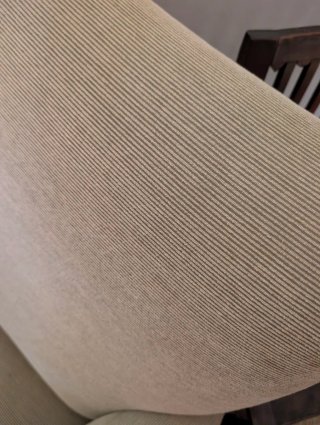 Butaca tapizada beige y verde