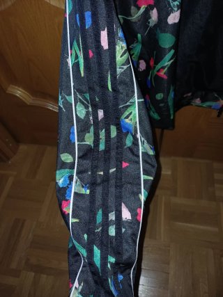 Chaqueta Adidas corta floral