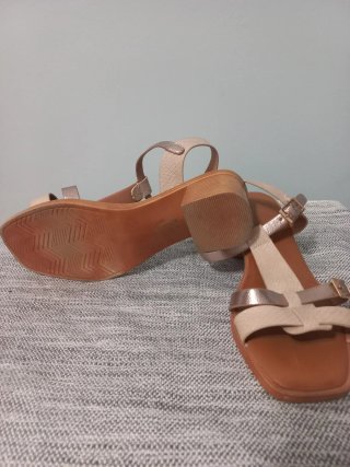 Sandalias nude y doradas