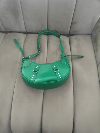 Bolso verde con tachuelas