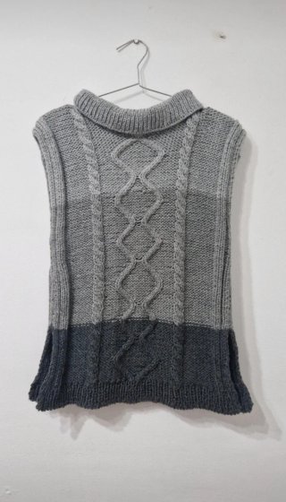 Chaleco punto cuello alto gris