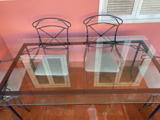 Mesa comedor de cristal y 6 sillas de hierro