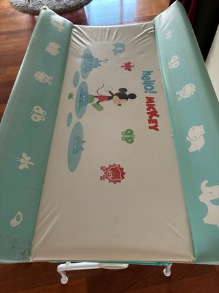 Cambiador de bebé con bañera